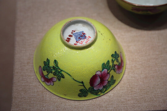 黄釉彩粉花卉纹碗