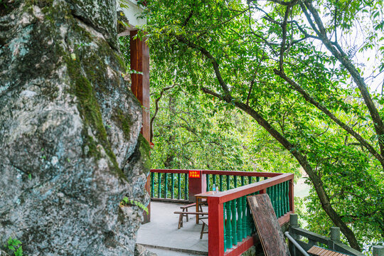 贺州浮山寺廊前桌椅板凳