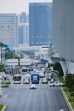 地铁站下面的路口