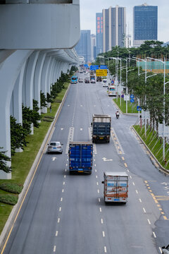 高架桥下的公路交通