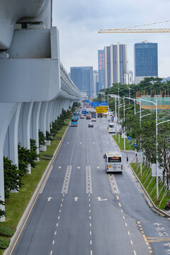 高架桥下的公路交通