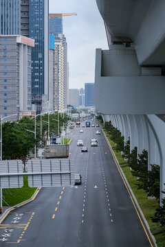 高架桥下的公路交通