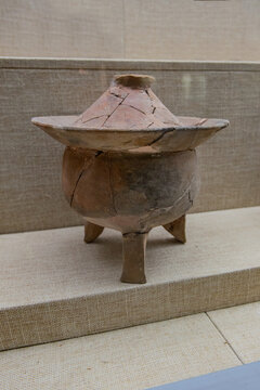 新石器时代红陶容器