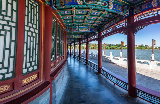 北京北海公园沿湖长廊