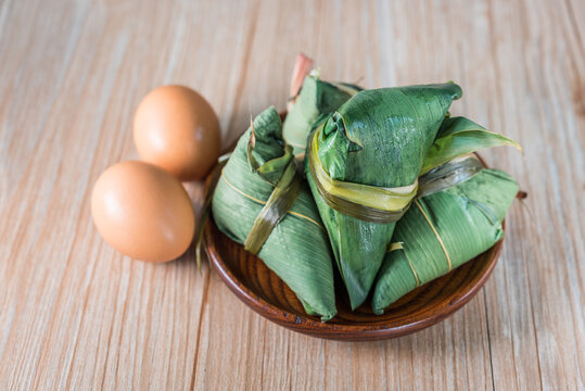 一盘刚蒸好的粽子特写