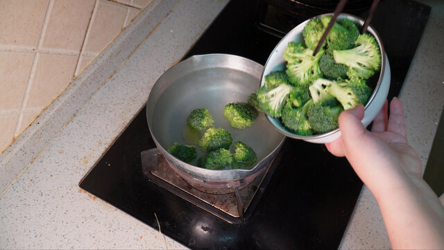 清洗西蓝花煮绿菜花做饭焯水