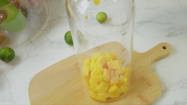饮料瓶加入芒果果粒