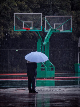 雨中一人