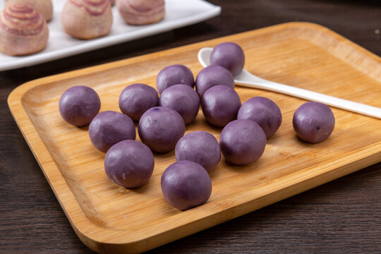 盘子里圆球形的紫薯芋泥馅料