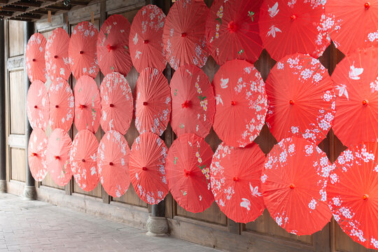 李庄古镇红色油纸伞花伞街景