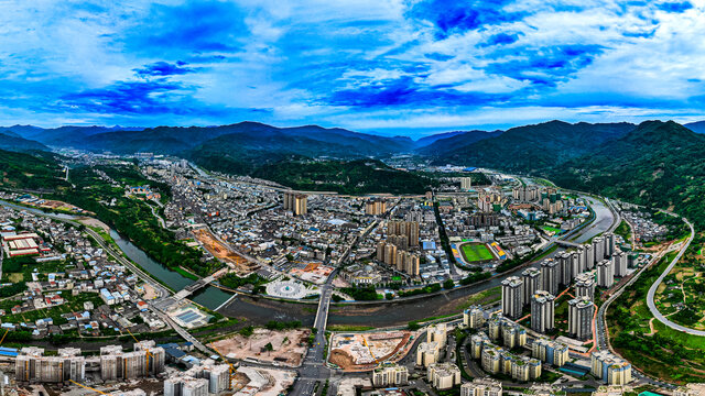 荥经县城经河两岸全景