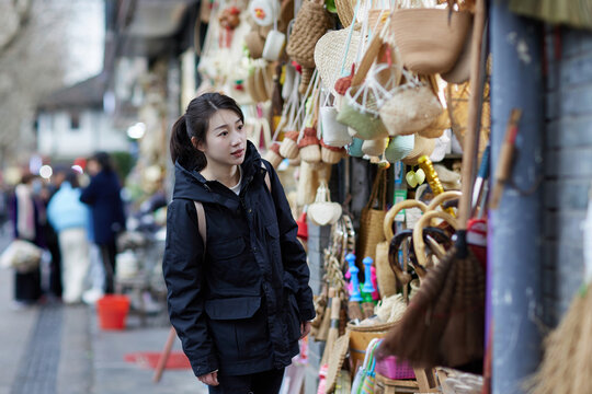 女子在旅游景点