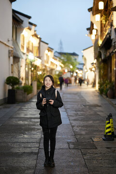 女子在旅游景点