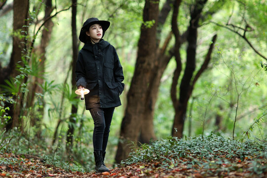 青年女人在户外