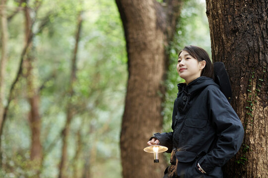 青年女人在户外