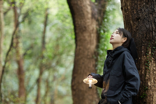 青年女人在户外