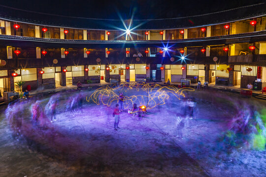 福建永定土楼篝火晚会夜景