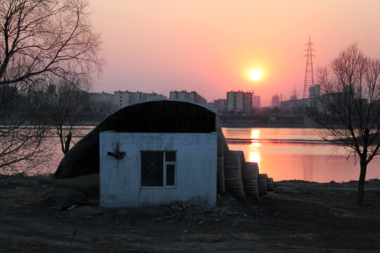 松花江畔夕阳下海螺小屋