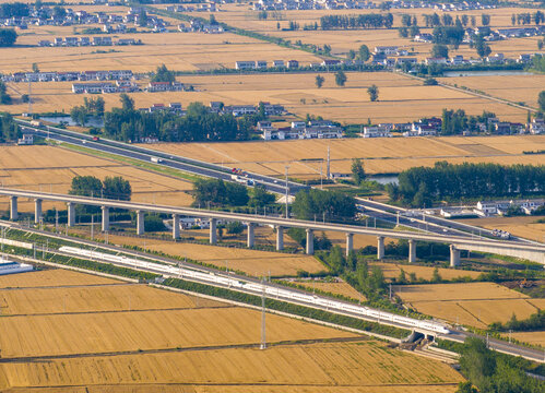 驰骋在田野中的高铁列车