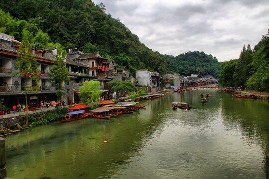 凤凰古城沱江水