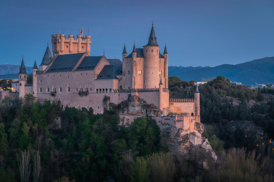 西班牙塞哥维亚城堡黄昏景观