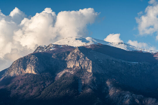 雪山山峰和蓝天白云背景图