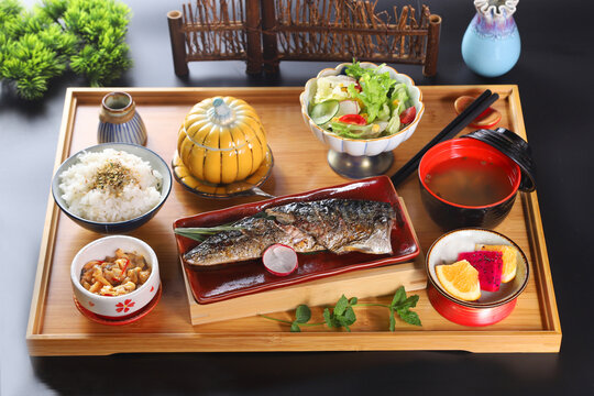 烤青花鱼定食