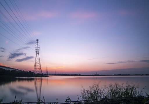 城市高压线桥梁夜晚江景