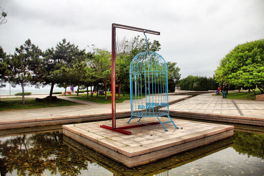 青岛海滨雕塑公园鸟笼雕塑