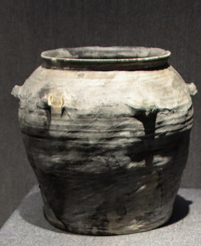 龙山文化黑陶罐特写