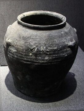 龙山文化黑陶罐特写