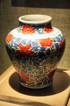 青花彩绘瓷瓶