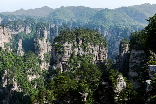 连绵起伏的绝壁山峰