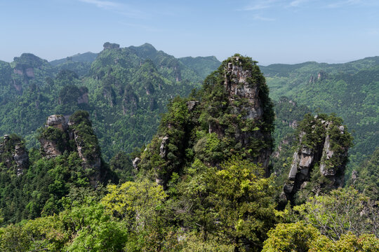 山峰耸立