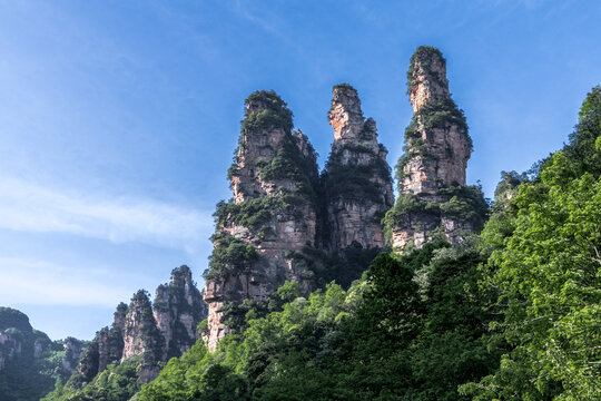 山峰耸立的三姊妹峰