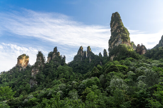 耸立的一排山峰