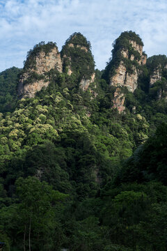 山峰耸立