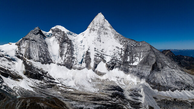 稻城亚丁夏诺多吉雪山