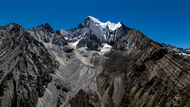 稻城亚丁央迈勇雪山