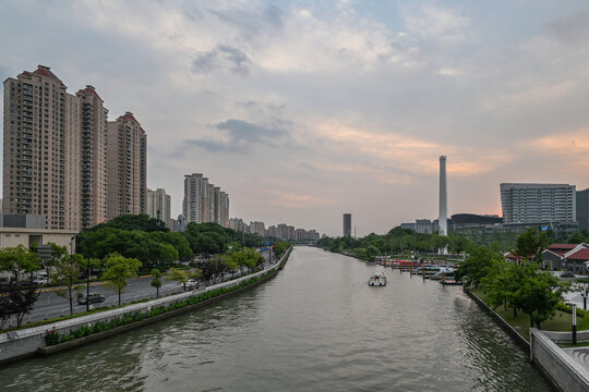 傍晚的上海苏州河沿岸城市风光