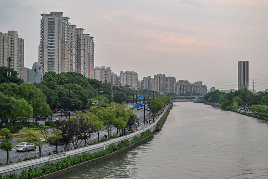 傍晚的上海苏州河沿岸城市风光