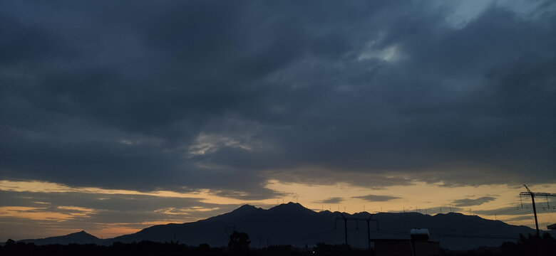 入夜前的浮山岭