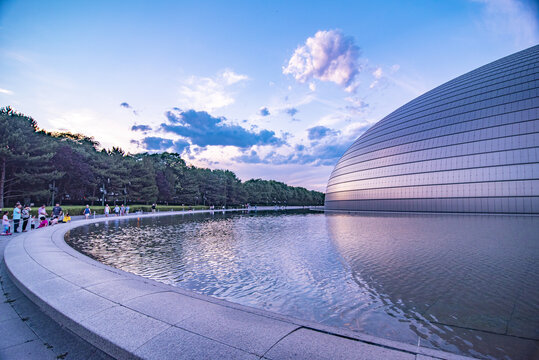 夕阳下的国家大剧院