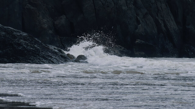 海浪礁石