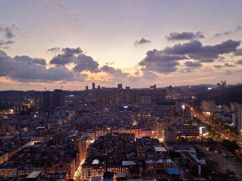 远望城市黄昏全景