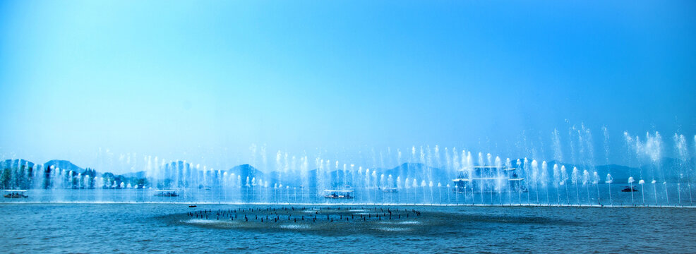 蓝色山水喷泉