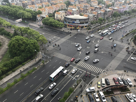 城市十字路口车水马龙