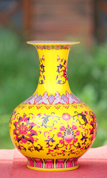 黄色缠枝纹花瓶