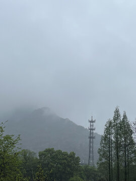 乡村雨中云雾迷雾深山