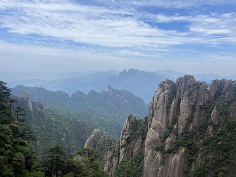 奇石与山